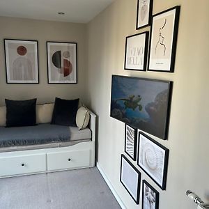Cosy Bedroom In Luxury Apartment
